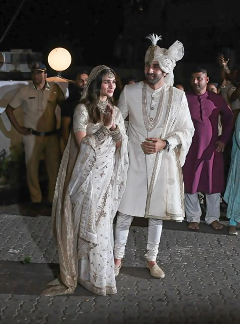 Alia And Ranbir Kapoor, Alia Saree, Alia Bhatt Wedding, Ranbir Alia, Engagement Dress For Bride, Fast And Furious Actors, Wedding Dresses Men Indian, Alia Bhatt Photoshoot, Katrina Kaif Photo