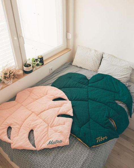 linen mat in monstera leaf shape Luxury Bed Cover, Room Decor Luxury, Rug Room Decor, Rug Room, Bantal Sofa, Bedside Rug, Luxury Bed, Decor Luxury, Kids Blankets