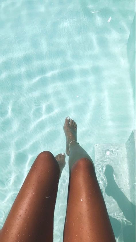 Pool Picture Ideas Instagram, Sun Tanning, Boujee Aesthetic, Summer Picture Poses, Pool Picture, Cali Girl, Summer Tanning, Malibu Barbie, Pool Photos