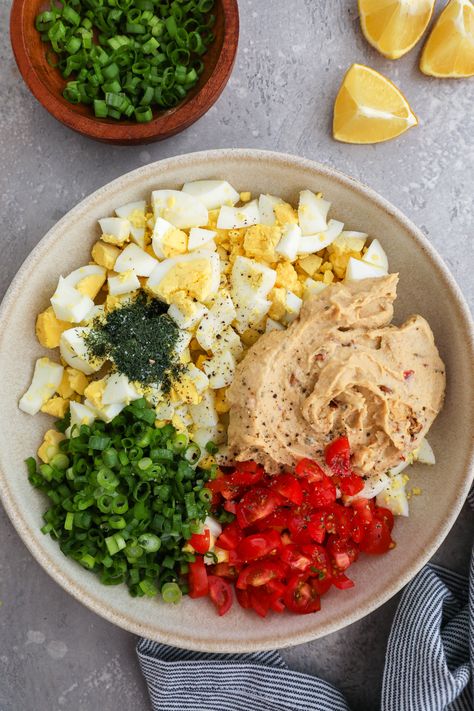 Easy Hummus Egg Salad - Kalefornia Kravings Hummus Egg Salad, Hummus Eggs, Egg Salad Healthy, Kalefornia Kravings, Hummus Salad, High Protein Salads, Hummus Bowl, Healthy Hummus, Hummus And Pita