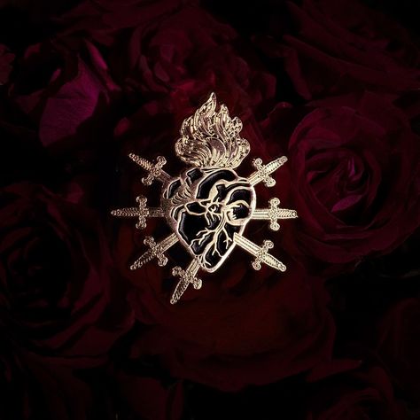 Devilcore Aesthetic, Rosary Ring, Nina Zenik, Gryffindor Aesthetic, Royalty Aesthetic, Royal Aesthetic, Gold Aesthetic, The Rosary, Anatomical Heart