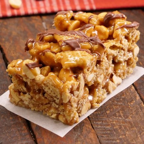 Tempting bars loaded with crispy Chex® cereal, gooey caramel, and rich chocolate & peanut butter. You don't need an oven to make these last-minute party treats. Caramel Bars Recipe, Chex Recipes, Peanut Butter Caramel, Baked Caramel, Rice Chex, Butter Caramel, Gooey Caramel, Cereal Snacks, Chex Mix Recipes