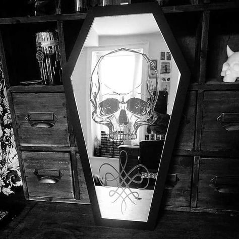 Coffin Mirror, Horror Make-up, Skull Accessories, Gothic Jewellery, Look Rock, Skull Artwork, Red Skull, Horror House, Deer Skulls