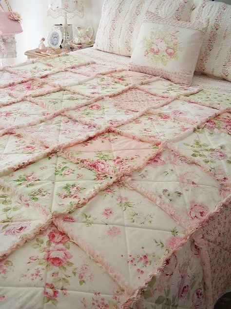 Shabby Chic Decorating, Simple Quilts, Shabby Chic Quilts, Shabby Chic Design, Chic Quilts, Smart Tiles, Shabby Chic Bedroom, Shabby Chic Bedrooms, Chic Bedroom