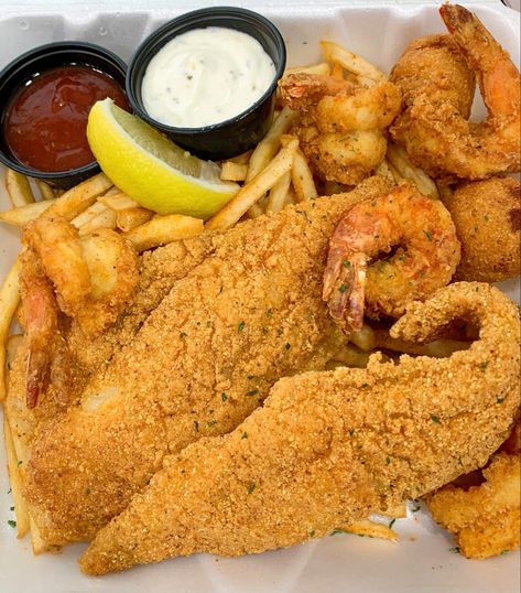 Fried Fish Plate, Fried Seafood Platter Ideas, Fried Fish Meals, Fish Aesthetic Food, Fish Fry Party Ideas, Fried Fish And Shrimp, Fried Fish Dinner, Fish And Fries, Fish Fry Party