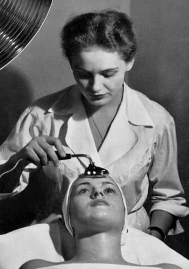 Vintage Skincare Aesthetic, Vintage Esthetician Room, Facial Massage Movements, Esthetician Art, Vintage Esthetics, Vintage Skincare, Vintage Beauty Salon, Facial Pictures, Muscles Of The Face