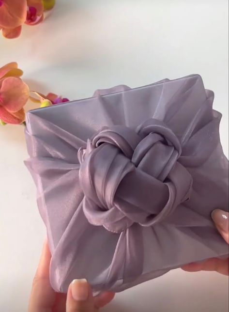 Pretty Gift Wrapping Ideas, Simpul Pita, Wedding Gift Hampers, Fabric Wrapping, Wedding Gift Pack, Bridal Gift Wrapping Ideas, Gift Wrapping Techniques, Creative Gift Wraps, Ribbon Crafts Diy