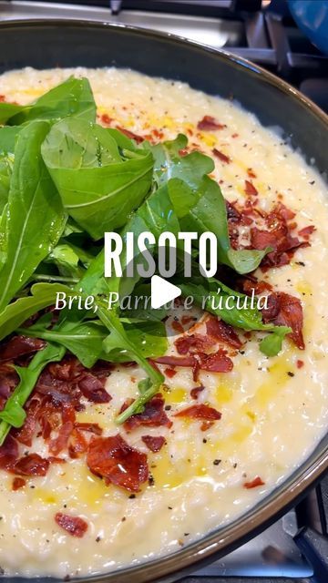 Maristela Lofrano Lapoian on Instagram: "A receita mais vista e reproduzida desse Ig está de volta!!!  Risoto de queijo brie, crocante de Parma e rúcula  (3 porções)  Ingredientes   Para o crocante: 150 g  de presunto parma fatiado fino Papel toalha  Para o risoto: Azeite de oliva extra virgem  50 g de manteiga (metade para o início da receita e metade para o final) 1 e 1/2 xícara de chá de arroz arbóreo 1 cebola picadinha 1 xícara de chá de vinho branco seco 1,5 litros de caldo de legumes  Sal e pimenta do reino a gosto 200 g de brie em pedaços 100 g de queijo parmesão  ralado Folhas de rúcula   Modo de Preparo: 1. Comece fazendo o crocante de parma. Forre um prato com papel toalha, espalhe as fatias de presunto parma uma ao lado da outra, cubra com mais uma camada de papel toalha e leve Personal Chef, Sauvignon Blanc, Pinot Noir, Parma, Brie, Good Food, Rice, Chef