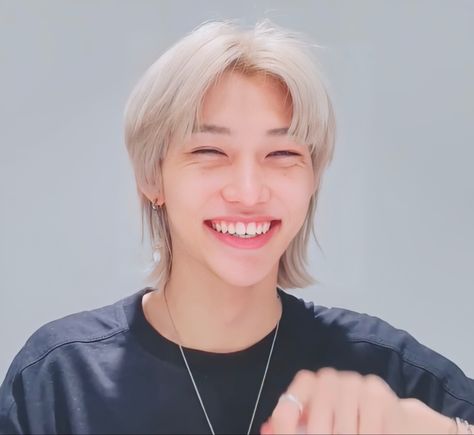 #straykids #leefelix #straykidsfelix #kpop me and him have the same birthday lol Felix Smile, Lee Felix, Stray Kids, On Twitter, Twitter, Hair, Black