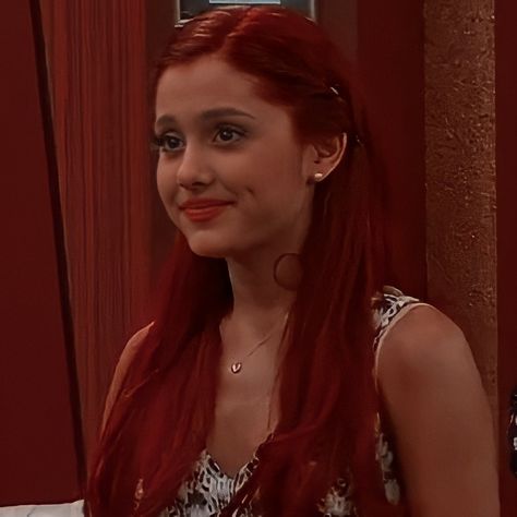 Cat Valentine Icons, Cat Valentine Outfits, Ariana Grande Red Hair, Valentine Aesthetic, Beauty And The Beast Drawing, Ariana Grande Victorious, Ariana Grande Cat, Valentines Hairstyles, Cat Valentine Victorious