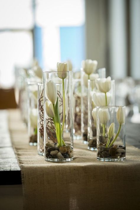 Modern white rustic wedding centerpiece / http://www.himisspuff.com/white-tulip-wedding-ideas-for-spring-weddings/ Harvest Tablescape, Dinner Table Decorations, Thanksgiving Dinner Table Decorations, Christmas Burgundy, Tulip Centerpiece, Burgundy Christmas, Setting Table, Modern Thanksgiving, Classic Thanksgiving