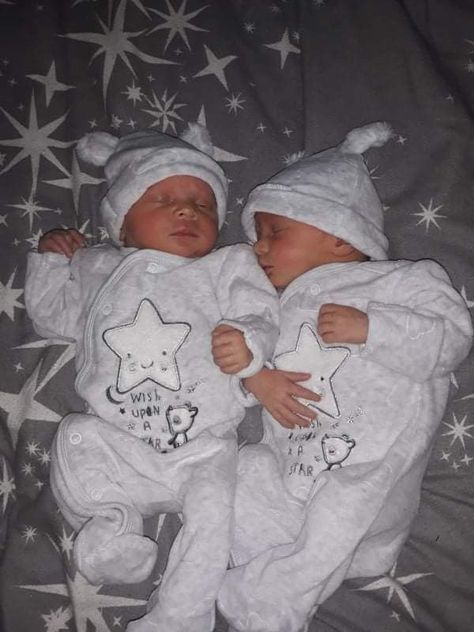 #munchkin #munchkin59s #adi #workingmomwho #twins #twinboys #identicaltwins #monoditwins #monodi #identicaltwinboys Twin Babies Pictures, Walking Photo, Childhood Pics, Nostalgic Childhood, Twin Baby Boys, Romantic Love Images, Old Family Photos, Childhood Photos, Twin Boys