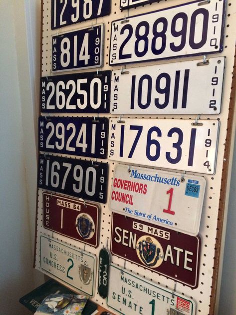 21 brilliant ways to display collections Plate Display Ideas, Guitars On The Wall, License Plates Diy, Display Collections, License Plate Wall, License Plate Crafts, Tea Cup Display, Lamp Photo, Teacup Collection