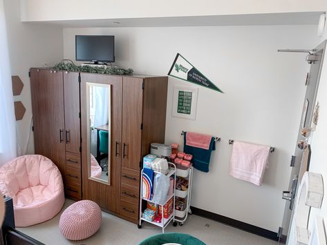 Joe Greene at UNT - Pink & Green dorm room decorated Unt Dorm, Green Dorm Room, Dorms Ideas, College Necessities, Dorm Inspiration, College Dorm Room Decor, Dorm Inspo, Dorm Ideas, College Dorm Rooms