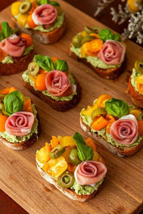 Tomato Crostini, Houses Black, Jul Mad, Fest Mad, Boho Crafts, Fancy Appetizers, Exterior Christmas, Decorações Com Comidas, Party Food Buffet