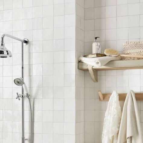 Zellige, le carrelage tendance // Hellø Blogzine blog deco & lifestyle www.hello-hello.fr Muji Style, Deco Bathroom, Bathroom Remodel Designs, Mid Century Kitchen, Small Bath, Basement Bathroom, Upstairs Bathrooms, Interior Inspo, Amazing Bathrooms