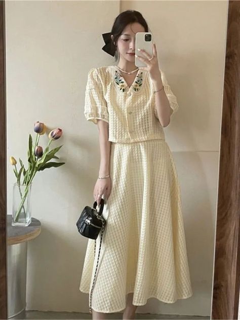 Skirt And Top Outfits, Crop Top Long Skirt, Summer Fashion Korean, Top Long Skirt, Long Skirt Suits, Korean Skirt, Women Crop Top, Shirt Crop Top, Midi Skirt Outfit