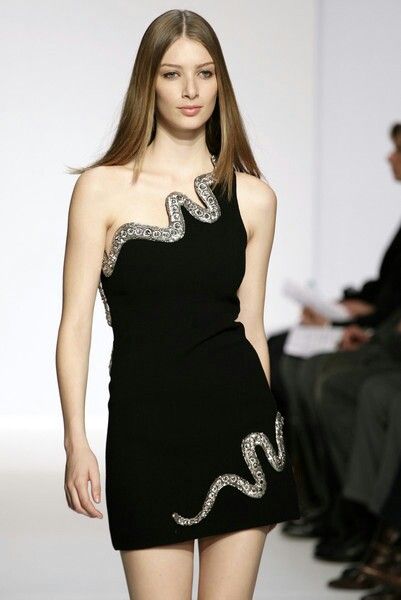 Andrew Gn spring 2007 snake dress Snake Inspired Fashion Runway, Black Snake Dress, Snake Inspired Dress, Snake Inspired Outfits, Snake Dress Outfit, Snake Inspired Fashion, Snake Outfits, Snake Outfit, Fashion Show Themes