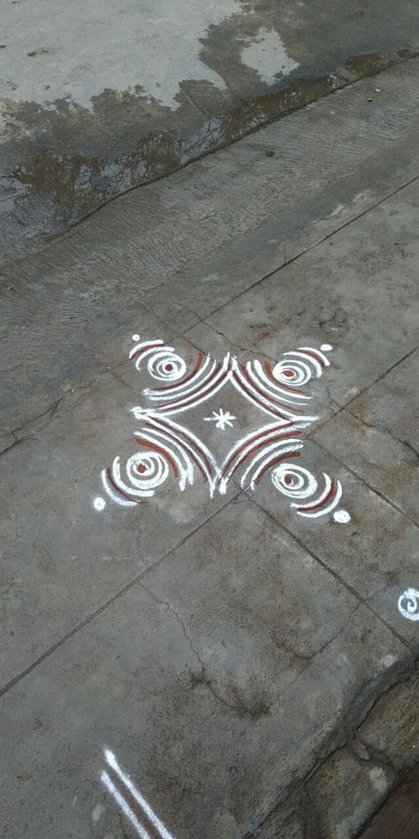 Rangoli On Road, White Rangoli, Rangoli Designs Photos, Rangoli Side Designs, Doodle Art Flowers, Rangoli Designs Latest, Simple Rangoli Designs Images, Daily Rangoli, Simple Rangoli Border Designs