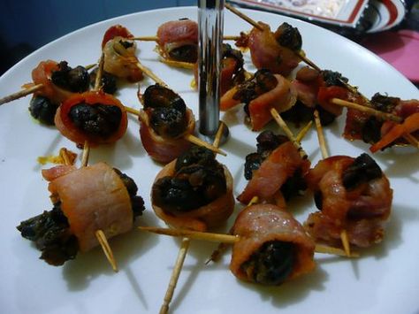 Angels On Horseback, Wrapped Dates, Bacon Wrapped Dates, Recipes Appetizers And Snacks, On Horseback, Best Food Ever, Finger Food Appetizers, On The Grill, Macadamia Nuts