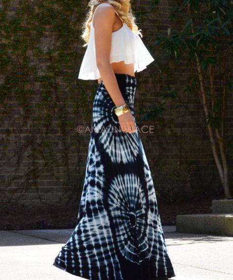 For Sure have a bag that goes with this great casual look!  Black and white tie dye maxi skirt Tie Dye Maxi Skirt, Ethno Style, Estilo Hippie, Fashion Design Dress, Tie Dye Maxi, Black Tie Dye, Fashion Inspiration Design, Skirt Outfit, White Tie