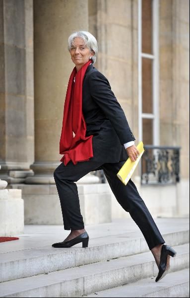 The Most Fashionable Woman In Finance  Executive presence... Suit + Scarf combo very interesting and artfully done. Lagarde Christine, Christine Lagarde, Professional Chic, White Collared Shirt, Slim Suit, Advanced Style, Power Dressing, Pink Chanel, French Women