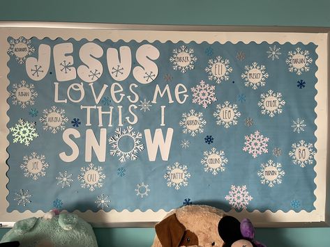 Winter Door Ideas, Bulletin Boards Christmas, Fun Bulletin Boards, School Foyer, Daycare Classroom Ideas, January Bulletin Board Ideas, Bulletin Board Ideas For Church, Christmas Sunday School Crafts, Daycare Bulletin Boards