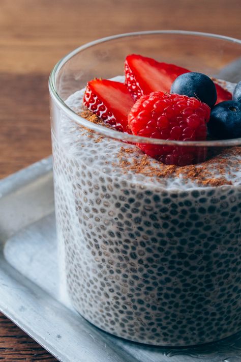 Berry Vanilla Chia Seed Pudding #vegetarian #snack #healthy | Veeg.co Vanilla Chia Seed Pudding Recipe, Vanilla Chia Seed Pudding, Vegetarian Snack, Vanilla Chia Pudding, Chia Seed Recipes Pudding, Tapioca Pudding, Snack Healthy, Plant Based Recipes Easy, Chia Seed Recipes