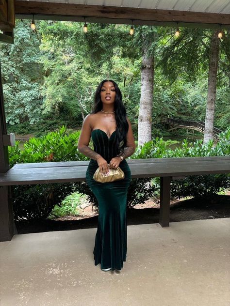 Green Dress Formal, Simple Cute Outfits, Emerald Green Outfit, Scorpio Energy, 25th Bday, Black Women Dress, Chic Fits, Fye Fits, Condo Interior Design