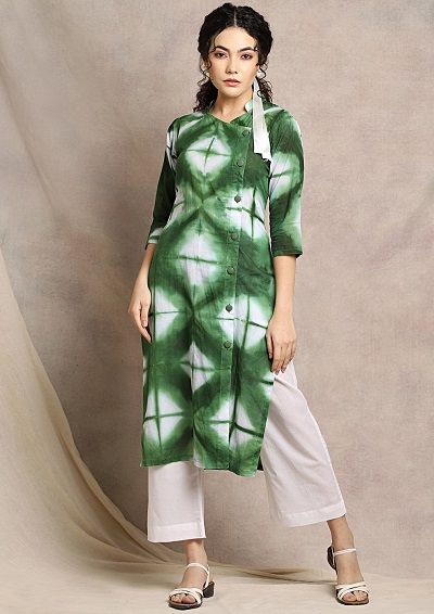 Tie and Dye Kurti Designs Shibori Clothing, Asymmetric Kurta, Tie Dye Patterns Diy, Printed Kurtis, Lawn Dresses, Kurta Palazzo Set, Shibori Fabric, Long Kurta, Handmade Buttons