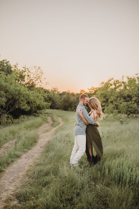 Arbor Hills Nature Preserve Engagement, Arbor Hills Nature Preserve Plano, Emerald Green Engagement Photos, Texas Engagement Photos, Romantic Picture, Dallas Engagement Photos, Dallas Engagement, Pic Inspiration, Engagement Pic