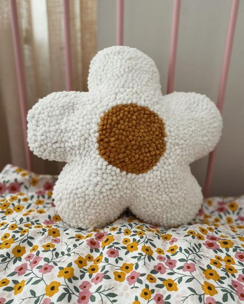 Cute white daisy🌼🤍#punchneedle#punch#puncyastık #punchneedlepillow#punchneedleart#punchneedleworld | Instagram Punch Needle, Daisy, White, Pillows, Instagram