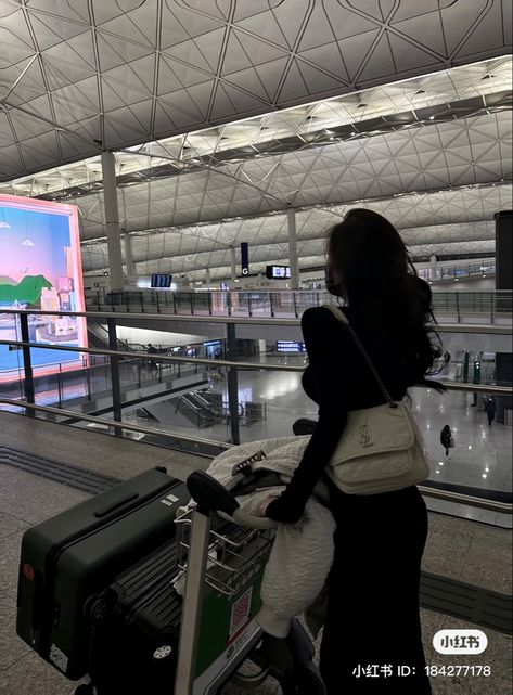 Ulzzang Airport, Airport Pose, Yeyi Isabella, Summer Airplane Outfit, Airport Travel Outfits, Airplane Outfits, Airport Pictures, Ulzzang Korea, Airport Aesthetic