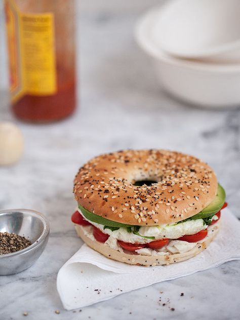 34. Microwave Egg and Vegetable Breakfast Sandwich https://greatist.com/fitness/50-awesome-pre-and-post-workout-snacks Vegetable Breakfast, 300 Calorie Breakfast, Resep Sandwich, 300 Calorie Meals, 10 Minute Meals, Menu Sarapan Sehat, Breakfast Vegetables, Breakfast Sandwich Recipes, Under 300 Calories