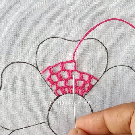 Net Stitch Embroidery, Flower Hand Embroidery, Designer Bed, Hand Embroidery Tutorial, Embroidery Tutorial, Embroidery Stitches Tutorial, Hand Embroidery Projects, Learn Embroidery, Handwork Embroidery Design