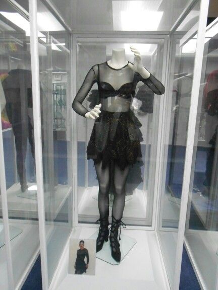 1995 Noche de Carnaval Black Mesh outfe Last Minute Couples Costumes, Selena Museum, Selena Quintanilla Outfits, Carnaval Outfit, Selena Quintanilla Fashion, Diy Couples Costumes, Museum Outfit, Pelo Anime, Fashion Displays