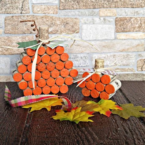 wine cork pumpkin vignette Cork Pumpkins, Corks Pumpkin, Halloween Vignette, Diy Drawer Organizer, Pumpkin Wine, Diy Gem, Cork Projects, Pumpkin Projects, Wine Cork Crafts