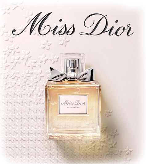 Miss Dior Eau Fraiche de Dior es una fragancia de la familia olfativa Chipre Floral para Mujeres. Esta fragrancia es nueva. Miss Dior Eau Fraiche se lanzó en 2012. La Nariz detrás de esta fragrancia es Francois Demachy. Las Notas de Salida son cítricos, gálbano y bergamota; las Notas de Corazón son jazmín y gardenia; la Nota de Fondo es pachulí. Perfume Dior, Dior Parfum, Christian Dior Perfume, Dior Fragrance, Perfume Storage, Perfume Ad, Dior Perfume, Perfume Scents, Fragrance For Women