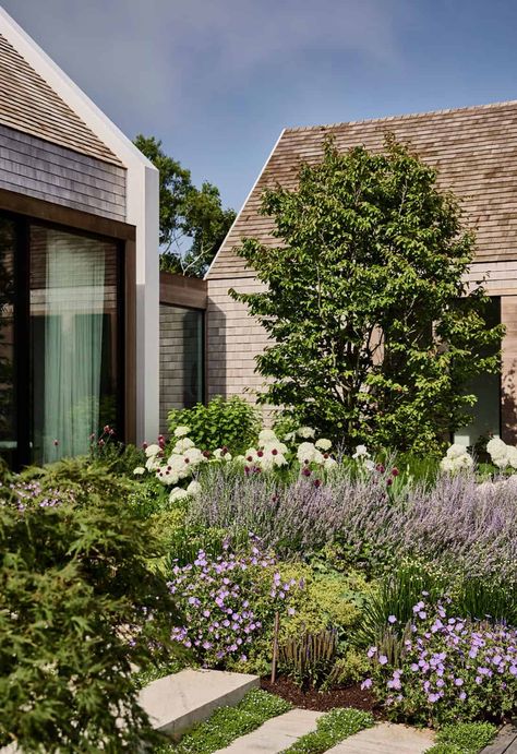 Step into a modern Nantucket sanctuary complete with a secret garden East Coast Landscaping, Beach House Landscaping Ideas, Nantucket Vibes, Modern Cottage Garden, Modern Courtyard House, Nantucket Gardens, Beach House Landscaping, Workshop Apd, Modern Courtyard