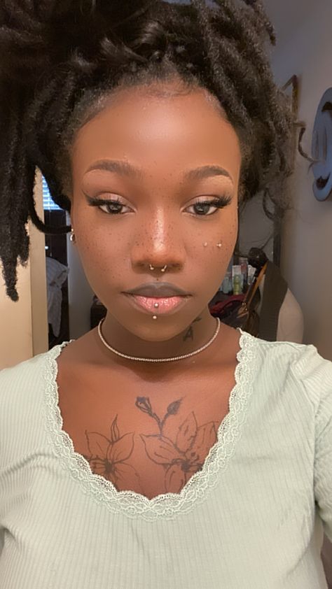 Labret Piercing Black Woman, Spectrum Piercing Black Women, Black Women Septum Piercing, Piercing On Black Women, Gold Septum Piercing On Black Women, Vertical Labret Piercing Black Women, Piercing Black Women, Medusa Piercing Black Women, Vertical Labret Piercing Aesthetic