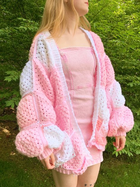 A girl stands outside in a pink and white crochet granny square cardigan White Granny Square, Granny Square Cardigan, Square Cardigan, Crochet Cardigans, Confection Au Crochet, Mode Crochet, Crochet Design Pattern, Crochet Clothing And Accessories, Kawaii Crochet