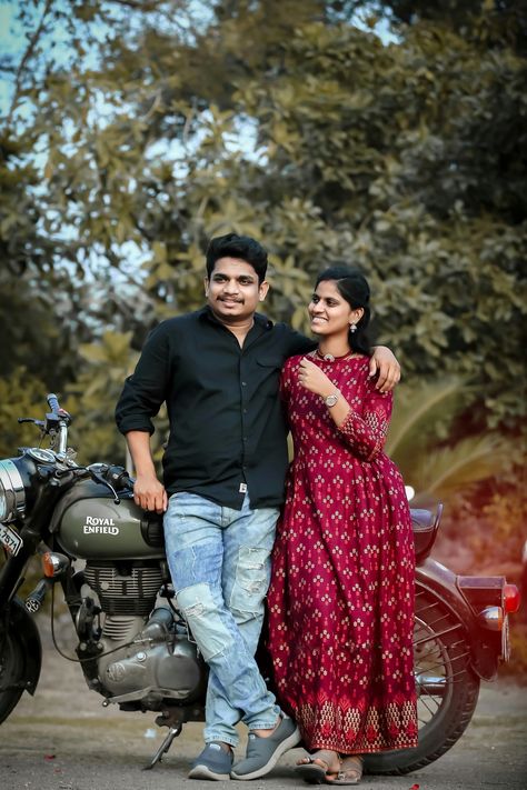 Bike Couple Poses, Bike Photos, Pose Wedding, Pre Wedding Photoshoot Props, Bike Couple, Couples Pose, Pre Wedding Photoshoot Outfit, Wedding Photoshoot Props, Pre Wedding Photoshoot Outdoor