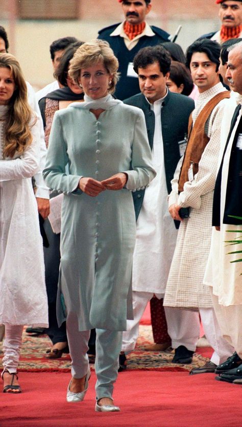 Pastel Blue Outfit, Jemima Khan, Princess Diana Family, Princess Diana Pictures, Prinz Harry, Bryan Adams, Princes Diana, Diana Fashion, Diana Princess