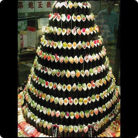 Sushi wedding cake... Haha! Wow. Sushi Christmas, Unusual Christmas Trees, Sushi Cake, Sushi Love, Funny Christmas Tree, Sushi Platter, Sushi Party, Sushi Time, Sushi Art