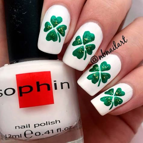 White And Green Shamrock Nail Art #handpaintednails #glitternails ★  We have collected many greenish and so lovely St Patricks Day nail art ideas for you to get inspired. Pick the one you love and let us rock this holiday! #glaminati #lifestyle #stpatricksdaynailart Saint Patrick Nails, Saint Patrick Day Nails, St Patricks Day Nail Art, St Patricks Nails, St Patricks Nail Designs, Patrick Day Nails, Patrick Nails, Lucky Nails, Shamrock Nails