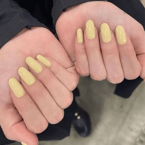 Summer Yellow Nails, Selena Gomez Nails, Chrome Manicure, New Nail Colors, Dot Nail Art, Summer Manicure, Polka Dot Nails, Summer Yellow, Bright Nails