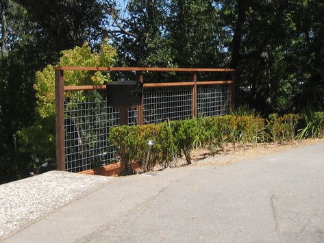 Hogwire Fence Modern, Modern Farmhouse Fence Ideas, Hogwire Fence, Porch Framing, Fence Repair, Fence Yard, Vermont House, Garden Fences, Deer Fence