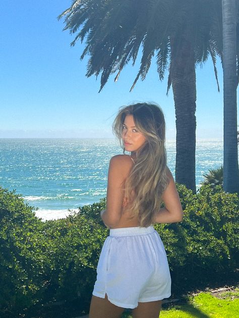 Beach aesthetic California girl Laguna Beach Photos, Brazil Beach Girl, Beach Cabana Pictures, California Beach Pictures, Beach Aesthetic Photos Instagram, California Girls Aesthetic, Beach Selfies Poses, California Instagram Pictures, Beach Pictures Selfie