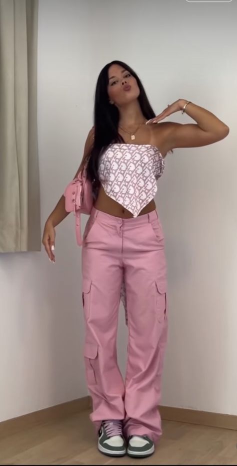 Pink Cargo Pants Outfit Street Style, Streetwear Barbie, Pink Concert Outfit Ideas, Pink Skirt Outfits, Cute Pink Outfits, Pink Cargo Pants, Pink Streetwear, Look Rose, Cargo Pants Outfit