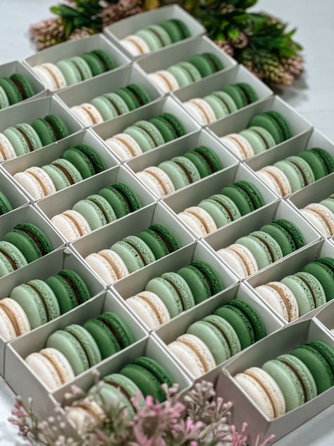 Macaron wedding gifts Wedding Favors Macaroons, Baby Shower Macarons, Macaroons Wedding, Macaron Wedding, Wedding Macarons, Macaron Boxes, Macaron Flavors, Wedding Gifts For Guests, Guest Gifts